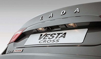 LADA Vesta Cross вид сзади с датчиками системы безопасной парковки